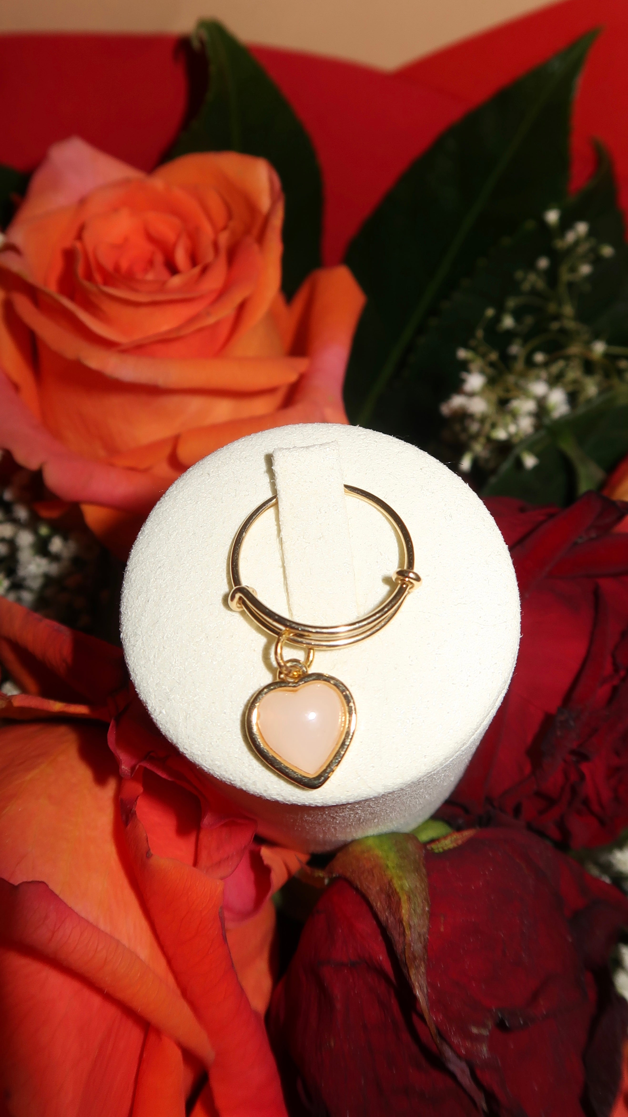 Eleganter Goldring mit rosa Herz-Anhänger – romantischer Charm Ring für Damen | Trendiger Schmuck