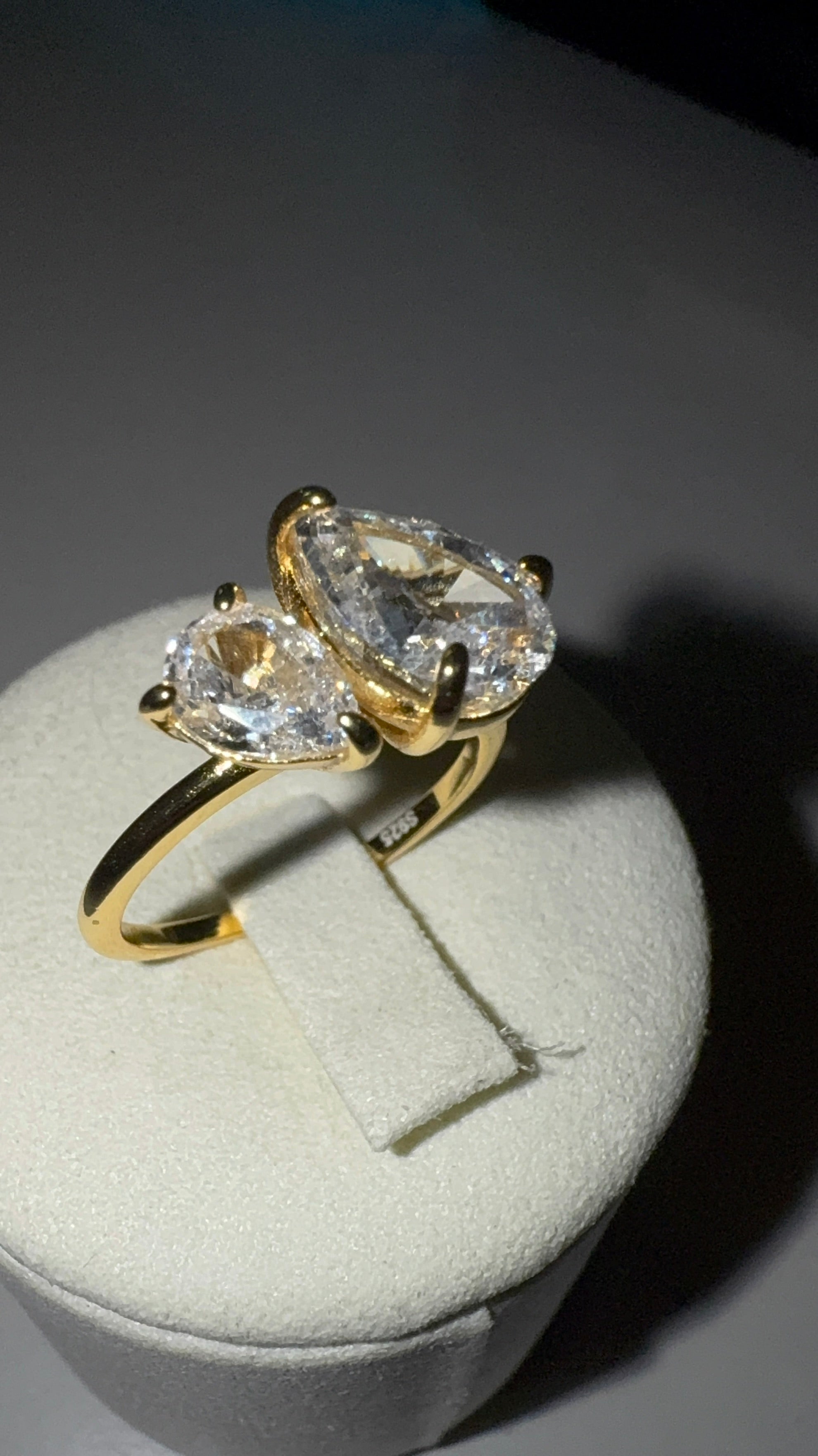 Duo Pear Ring – 18K vergoldeter Silberring mit funkelnden Zirkonia-Steinen