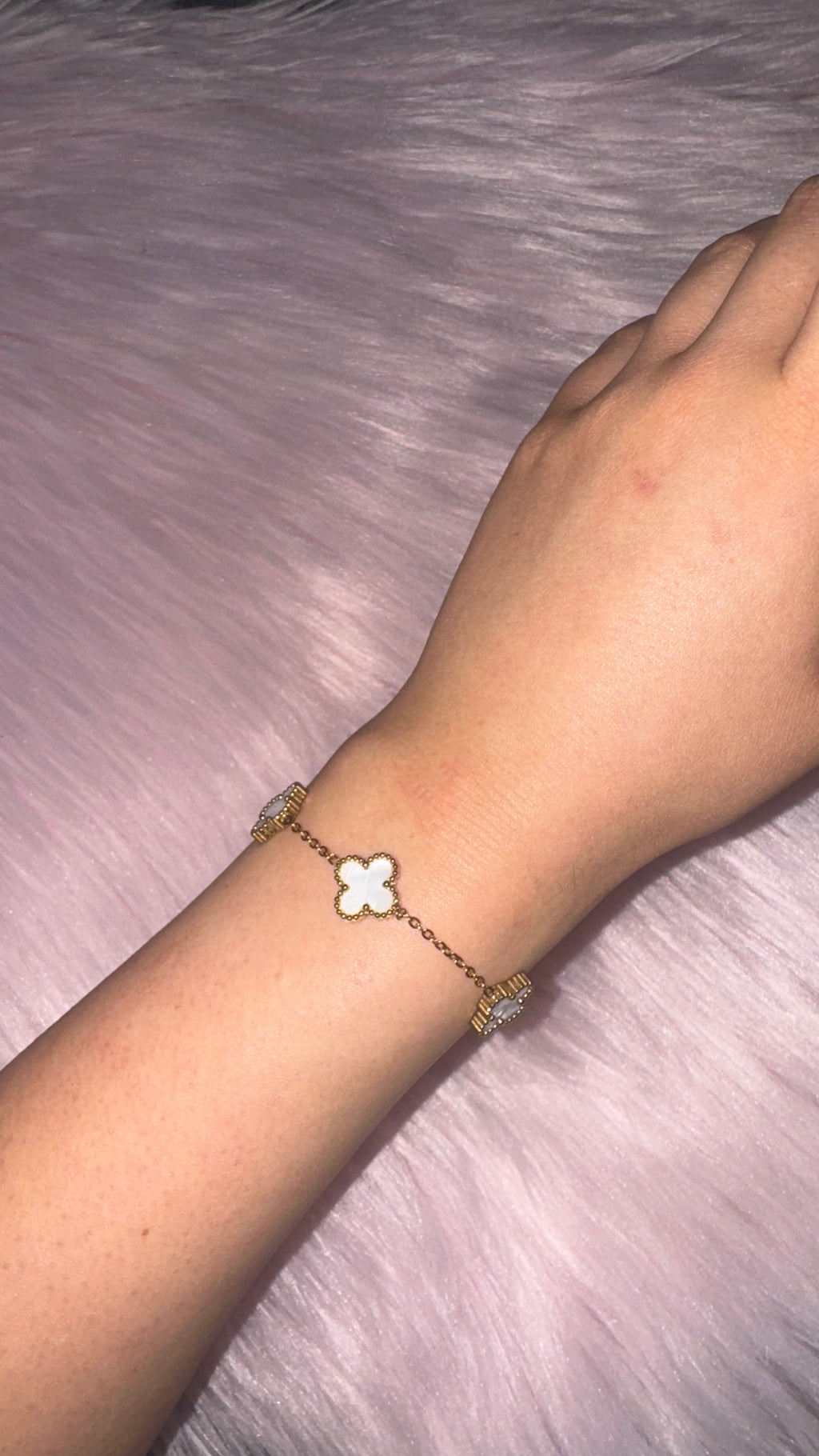 Gold/Weißes Armband mit Kleeblatt-Elementen