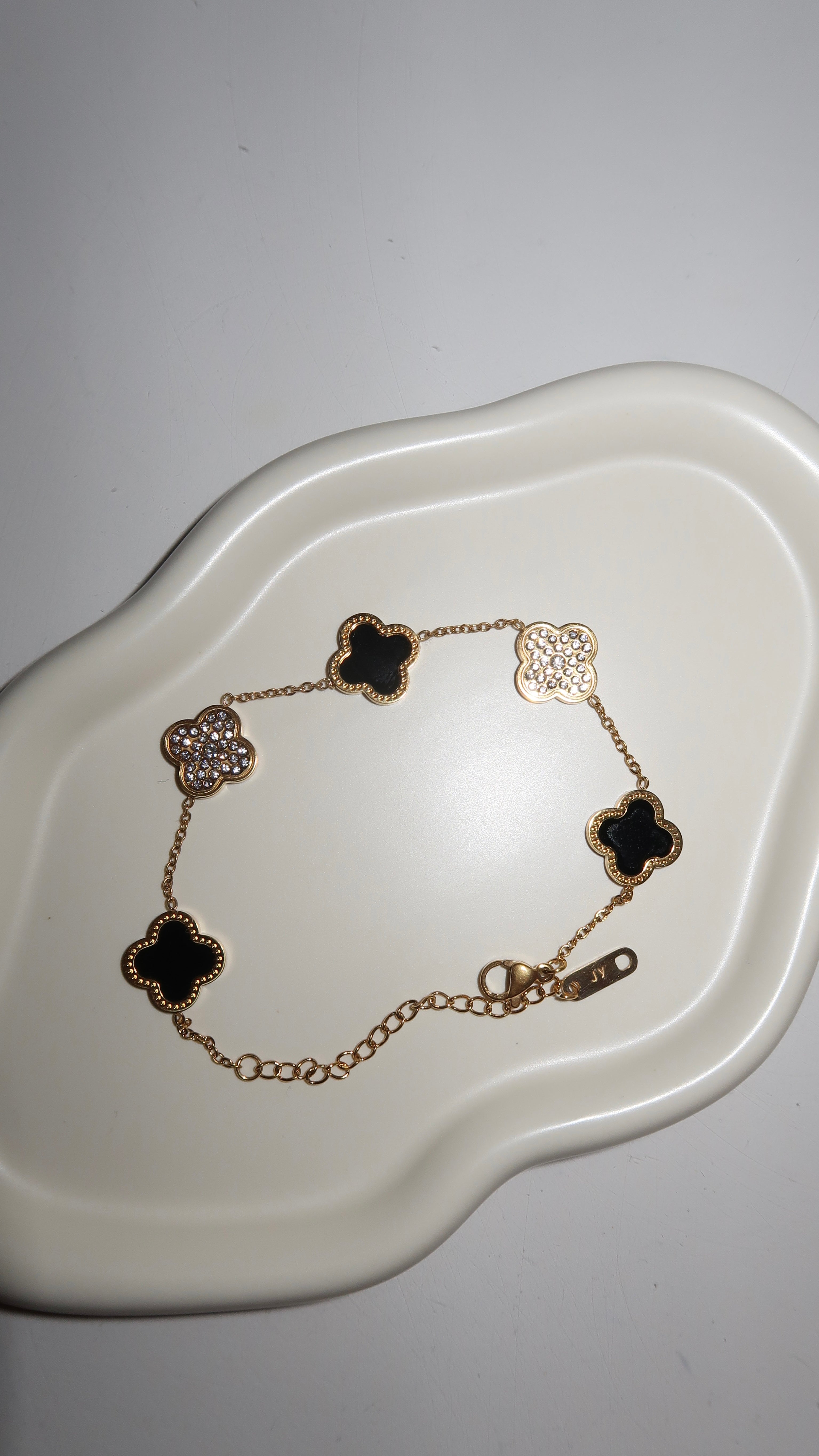 Vergoldetes Edelstahl-Armband mit schwarz/glitzernden Kleeblättern – Edelstahl, langlebig & elegant