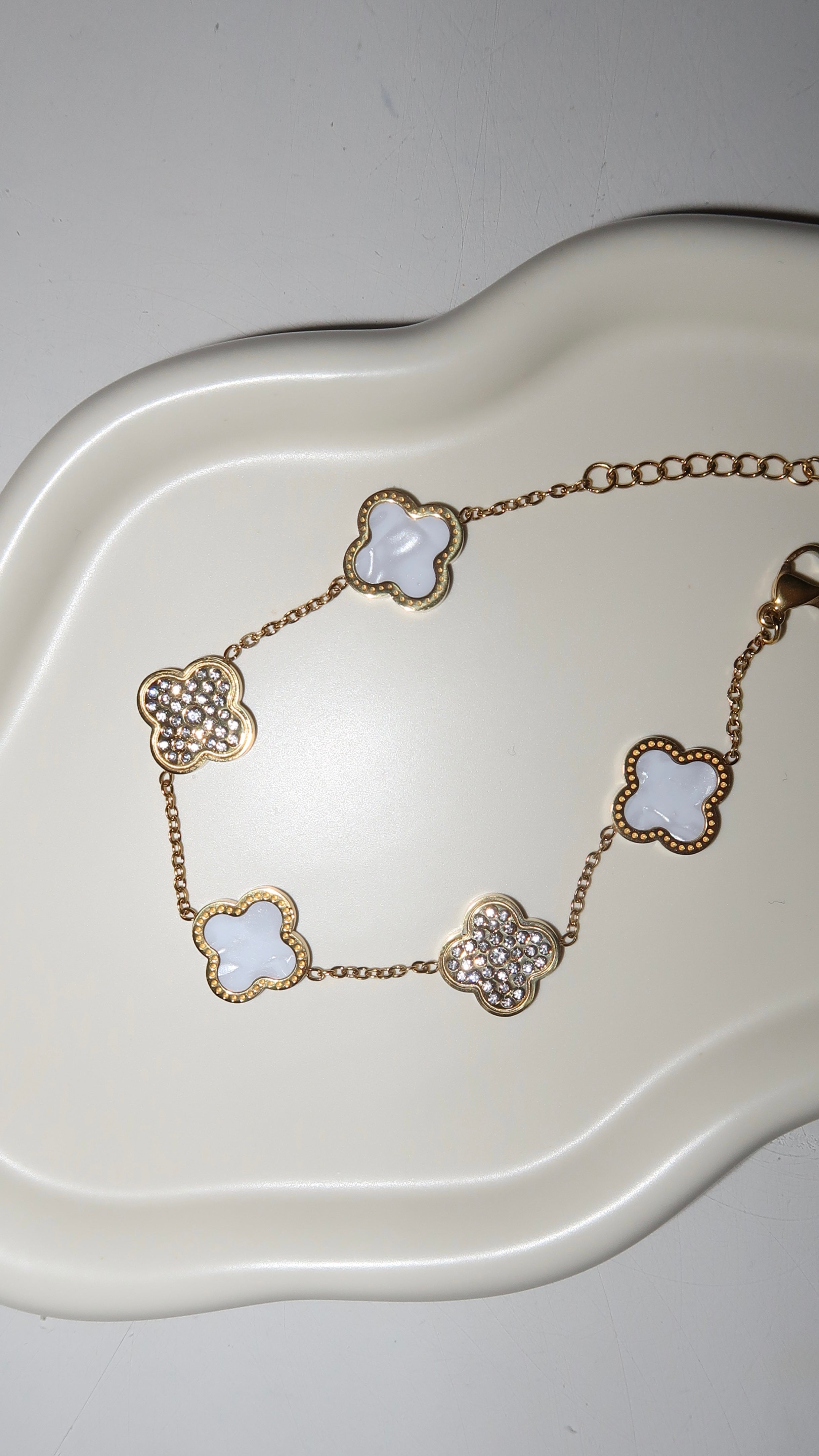 Vergoldetes Edelstahl-Armband mit perlweißen Kleeblättern – Edelstahl, langlebig & elegant