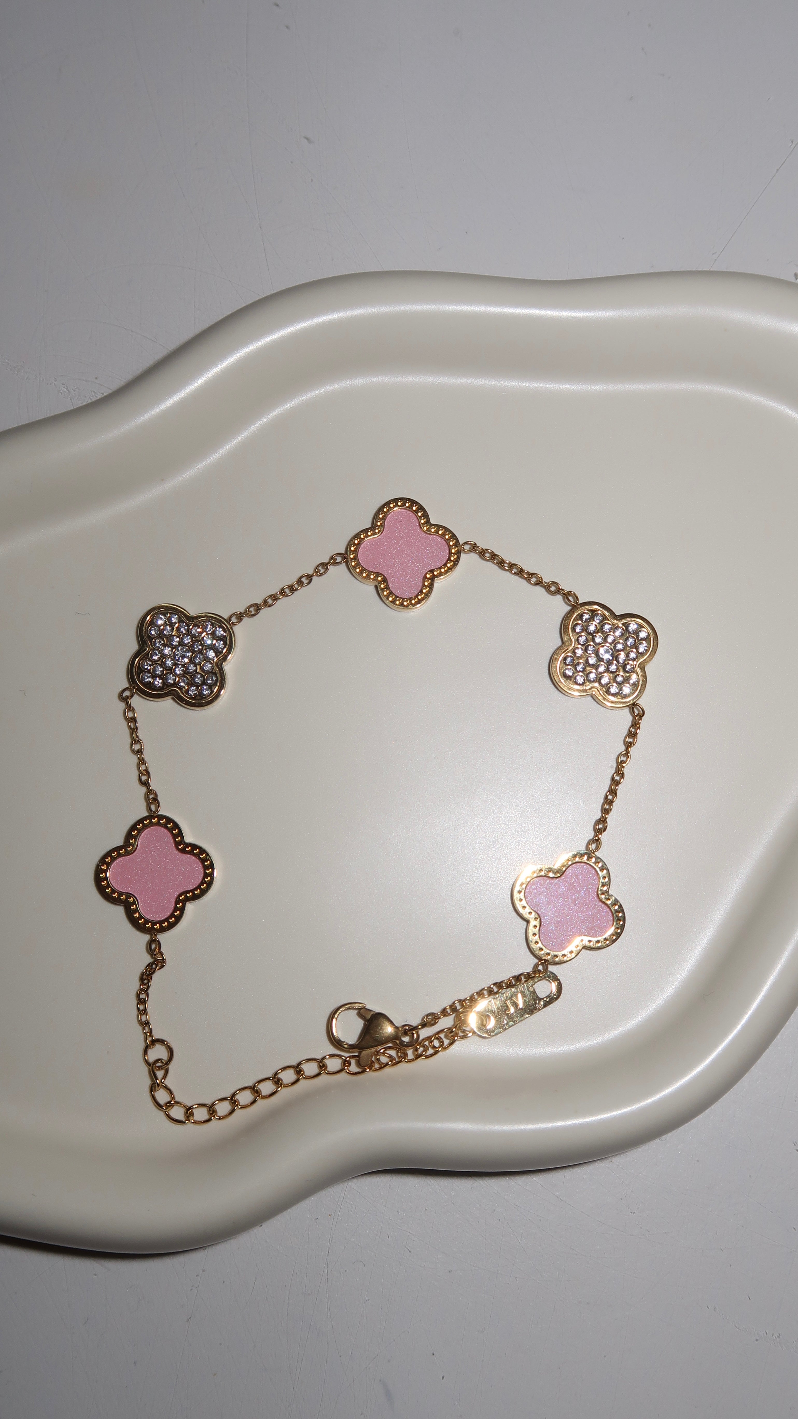 Vergoldetes Edelstahl-Armband mit rosafarbenen Kleeblättern – Edelstahl, langlebig & elegant