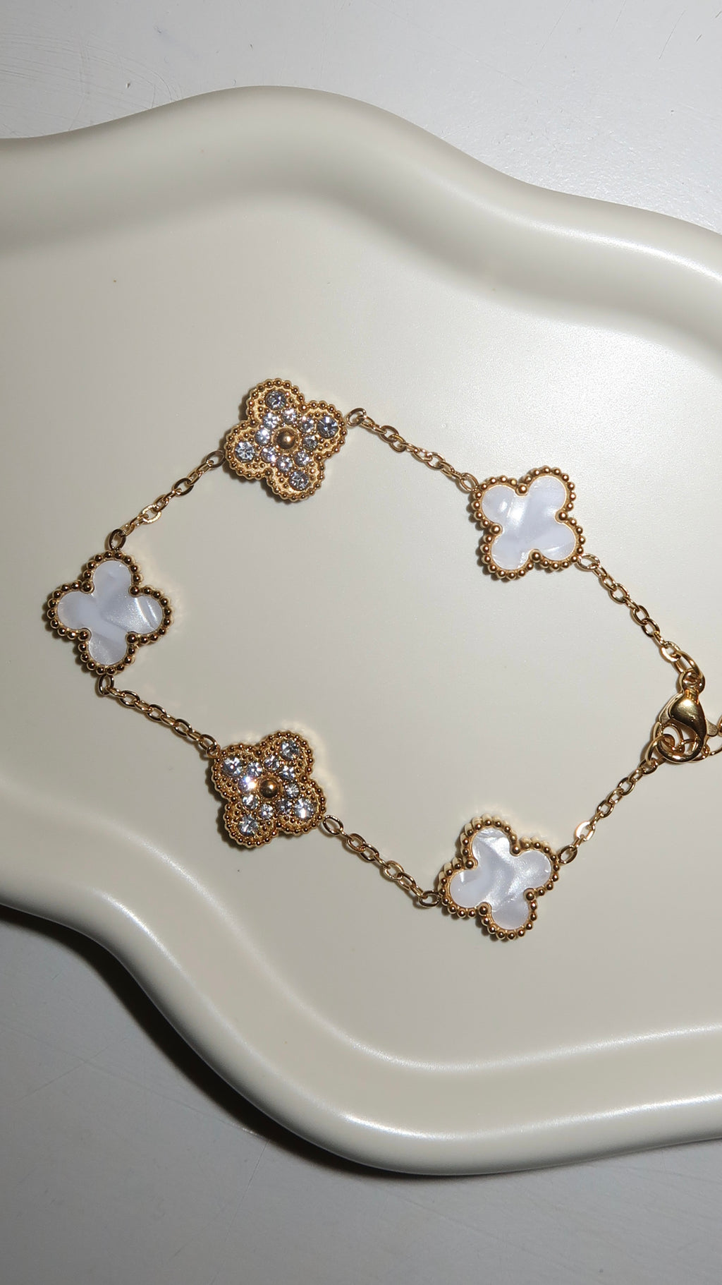 Vergoldetes Edelstahl-Armband mit perlweißen Kleeblättern – Edelstahl, langlebig & elegant