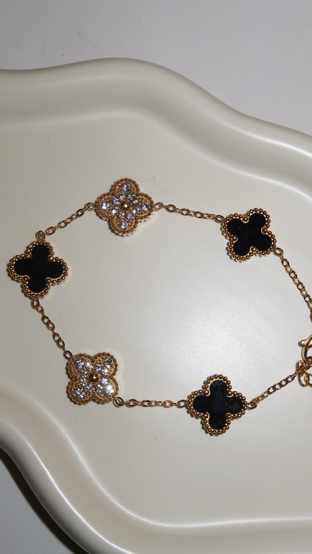 Vergoldetes Edelstahl-Armband mit schwarz/glitzernden Kleeblättern – Edelstahl, langlebig & elegant