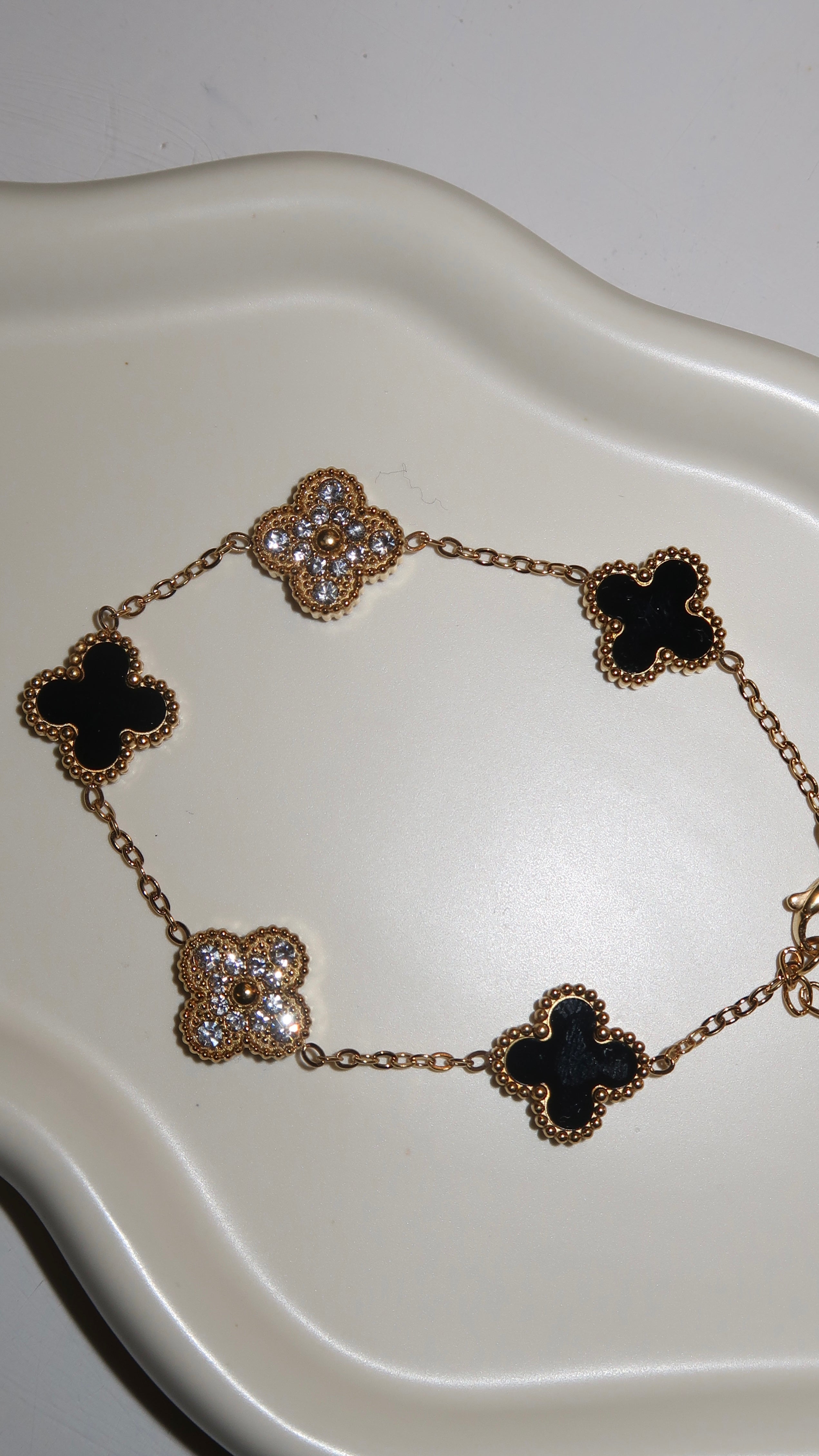 Vergoldetes Edelstahl-Armband mit schwarz/glitzernden Kleeblättern – Edelstahl, langlebig & elegant