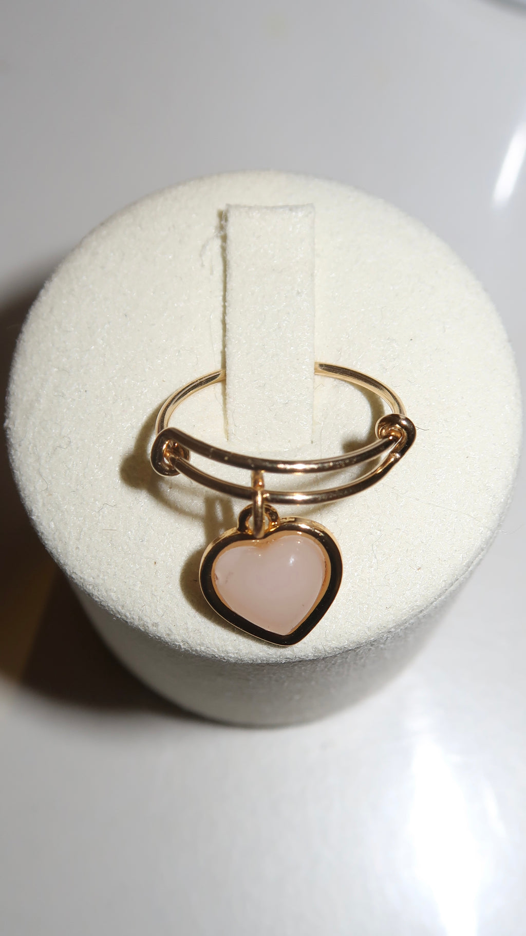 Eleganter Goldring mit rosa Herz-Anhänger – romantischer Charm Ring für Damen | Trendiger Schmuck