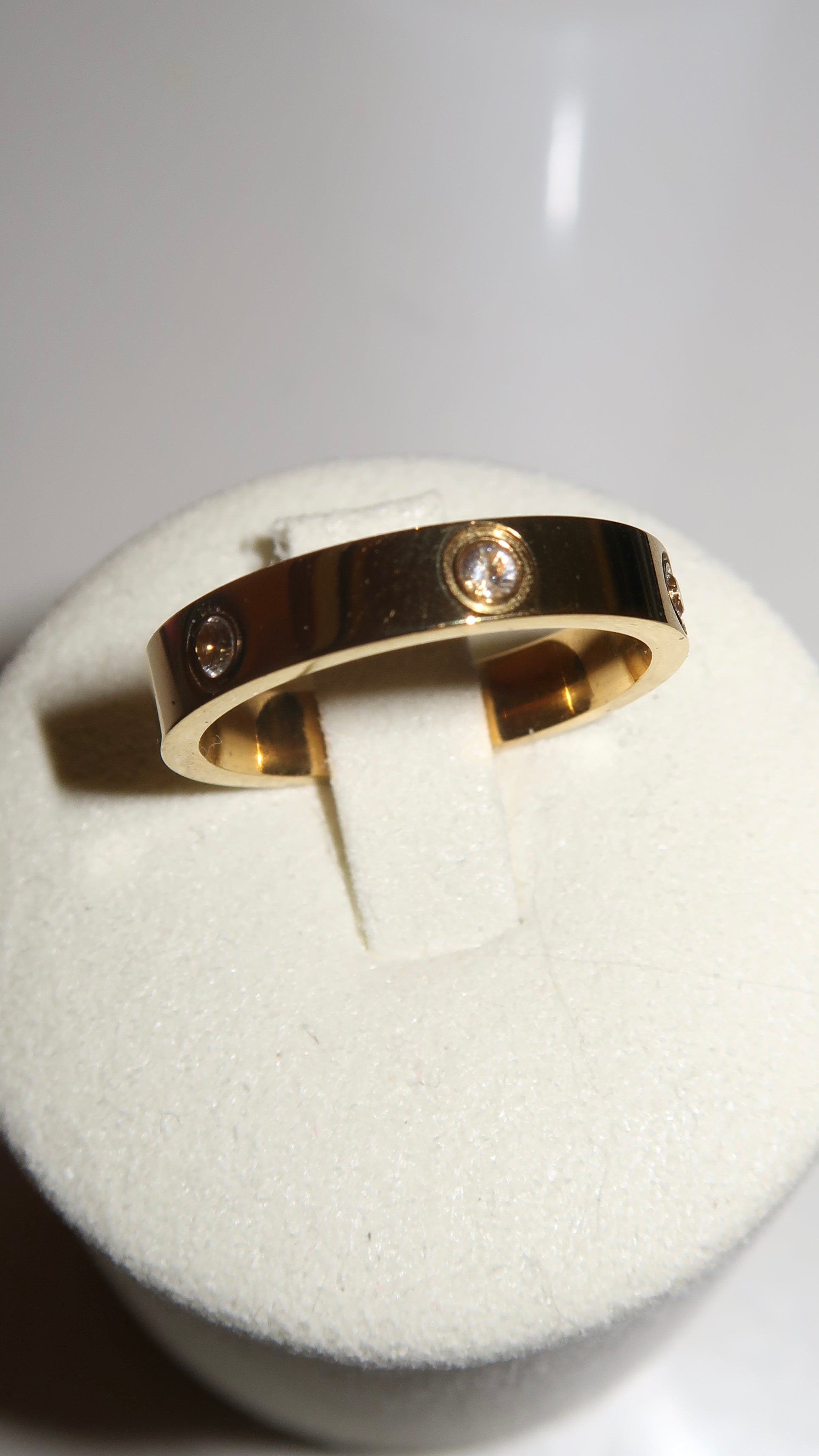 Eleganter goldfarbener Bandring mit funkelnden Kristallen – moderner Damenring | Minimalistischer Schmuck