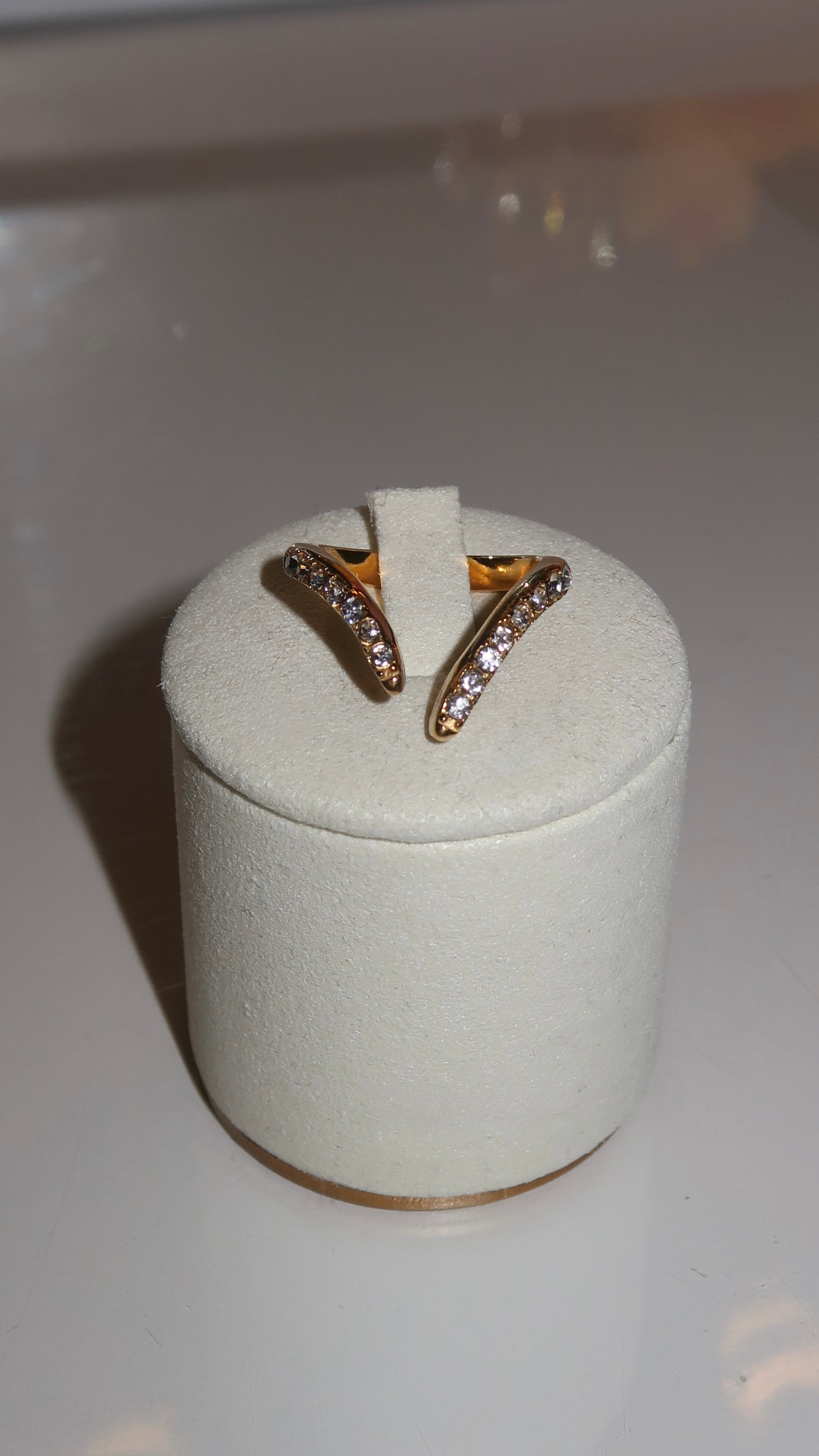 Nova Ring – Eleganter Damenring aus Edelstahl in Gold mit funkelnden Strasssteinen