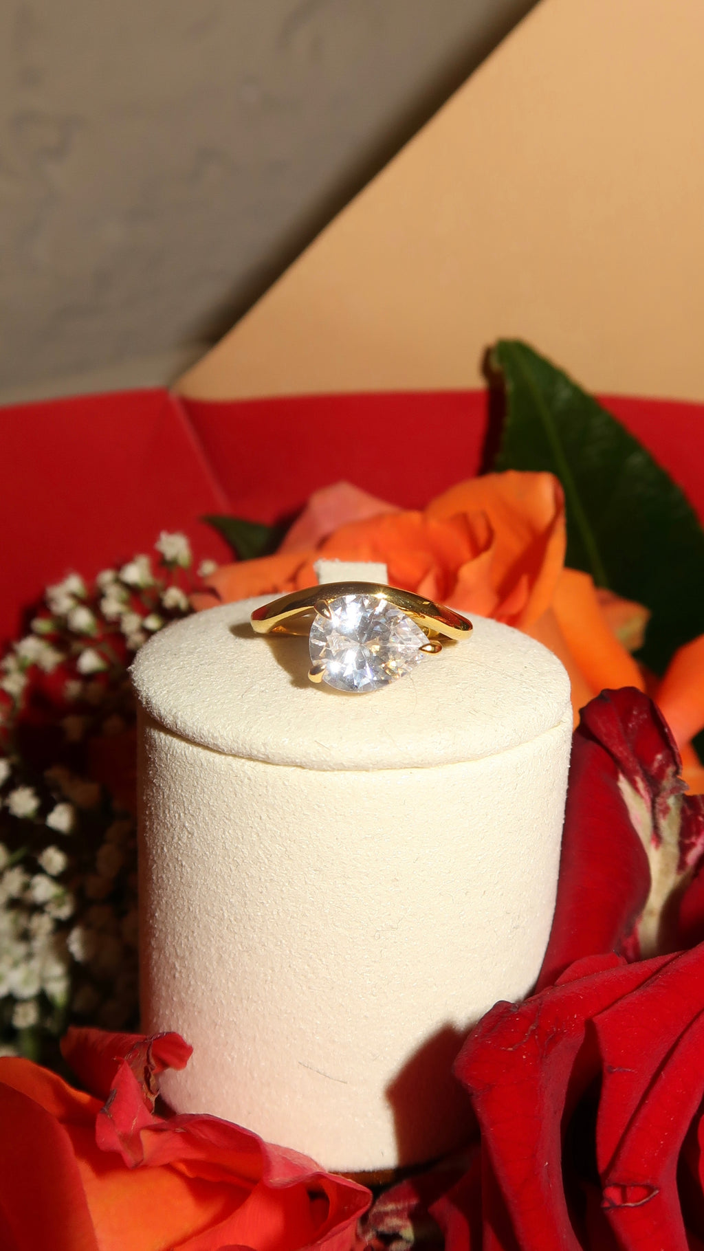 Amora – Curve of Light Ring