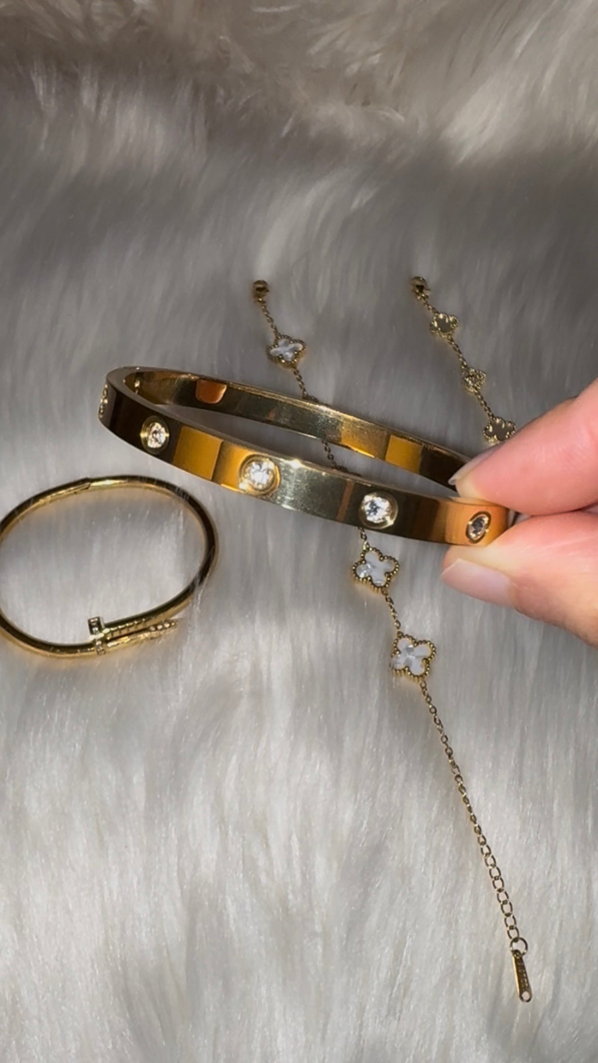 Goldfarbener Armreif mit Steinchen