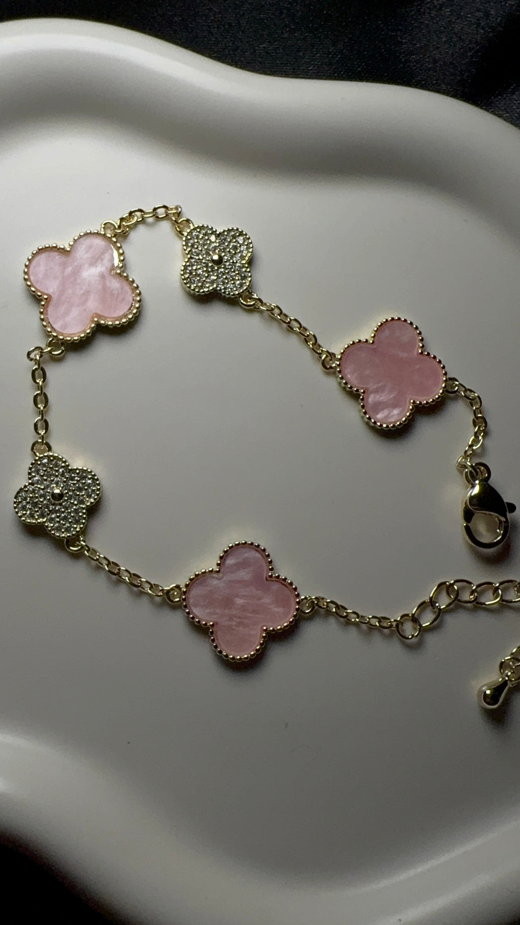 Vergoldetes Edelstahl-Armband mit rosafarbenen Kleeblättern – Edelstahl, langlebig & elegant