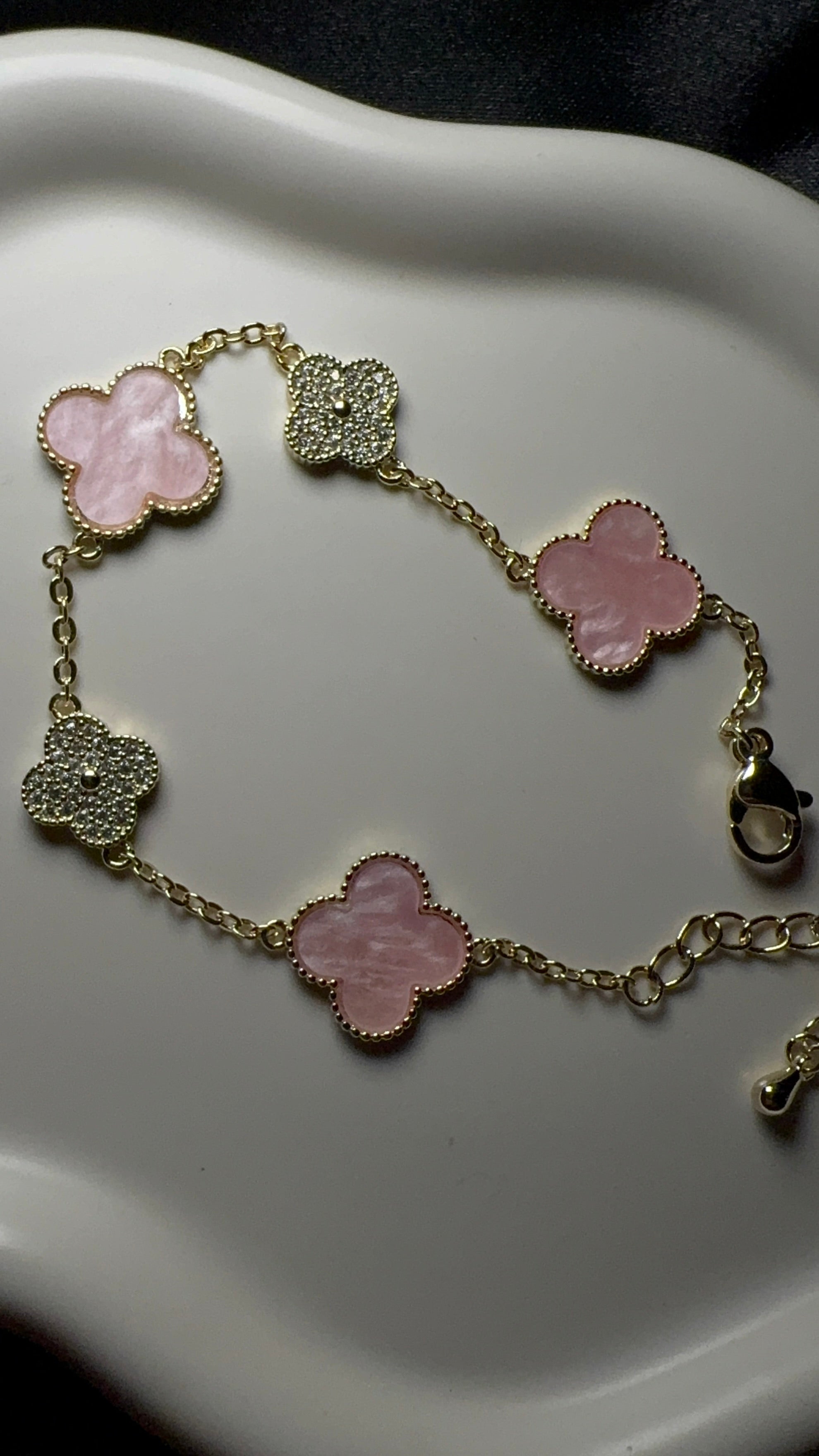 Vergoldetes Edelstahl-Armband mit rosafarbenen Kleeblättern – Edelstahl, langlebig & elegant