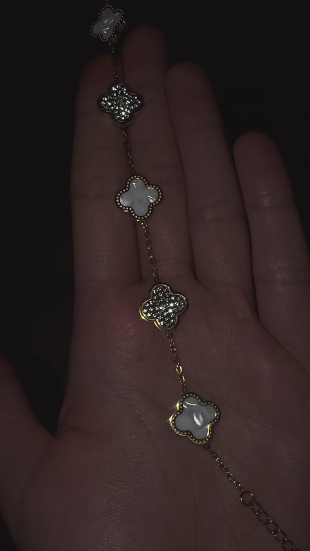 Vergoldetes Edelstahl-Armband mit perlweißen Kleeblättern – Edelstahl, langlebig & elegant