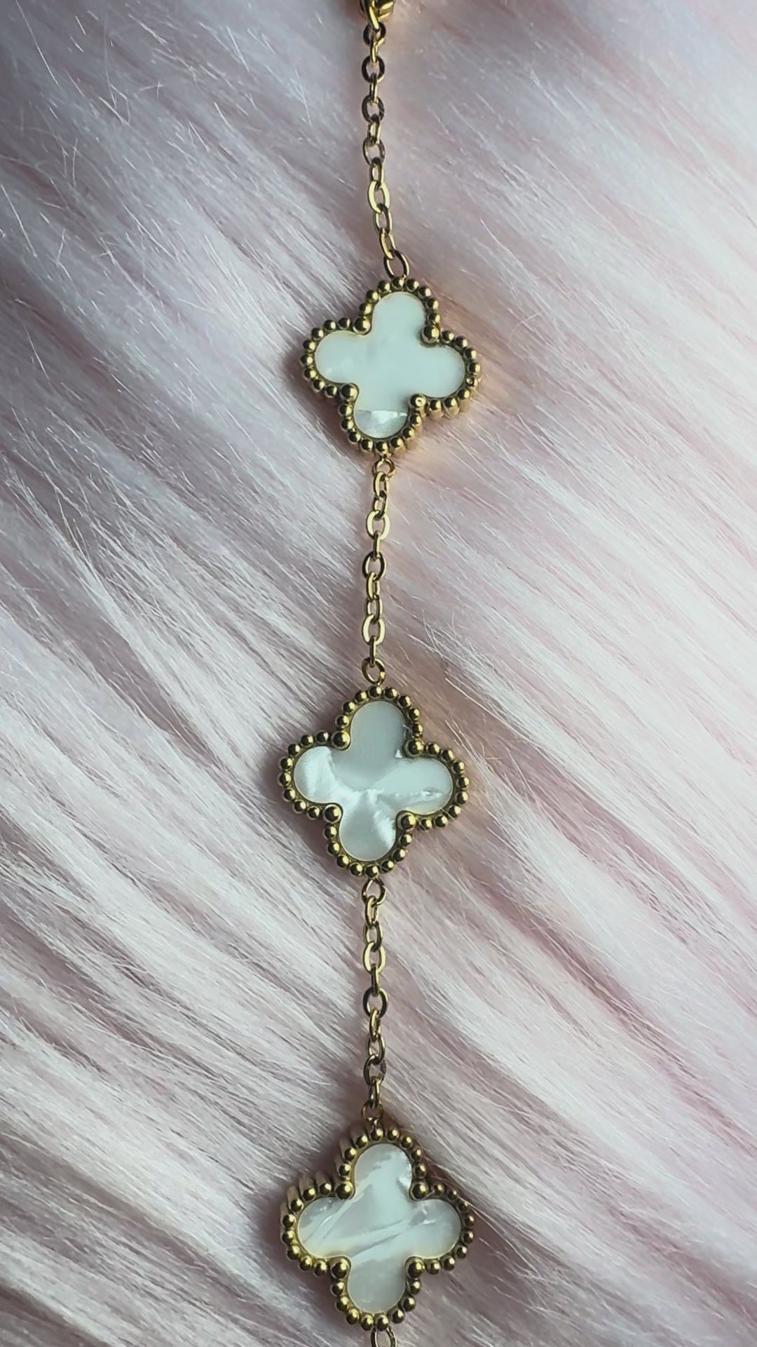 Gold/Weißes Armband mit Kleeblatt-Elementen