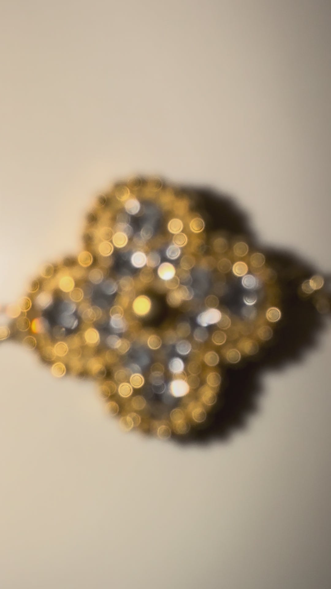 Vergoldetes Edelstahl-Armband mit perlweißen Kleeblättern – Edelstahl, langlebig & elegant