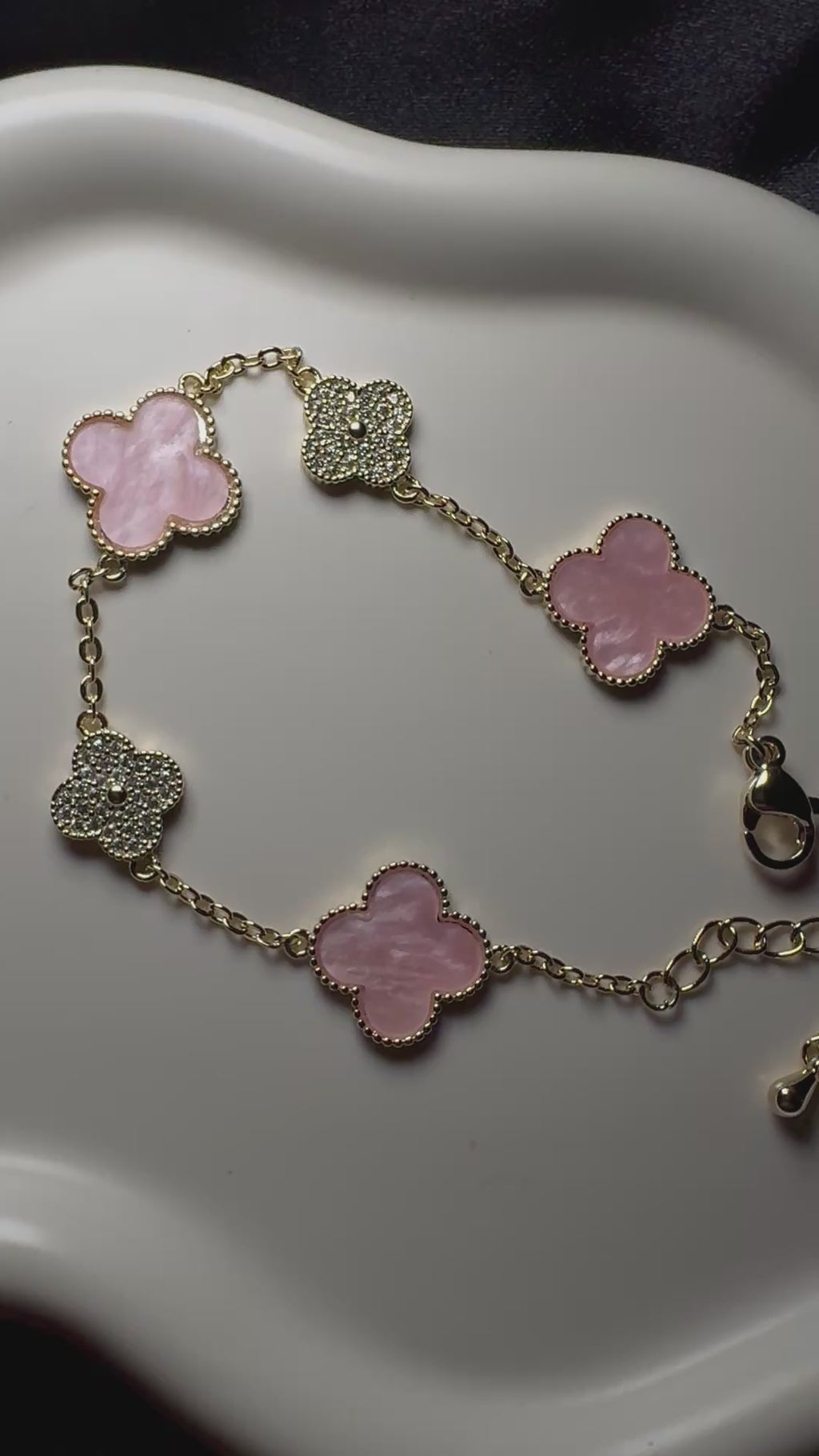 Vergoldetes Edelstahl-Armband mit rosafarbenen Kleeblättern – Edelstahl, langlebig & elegant