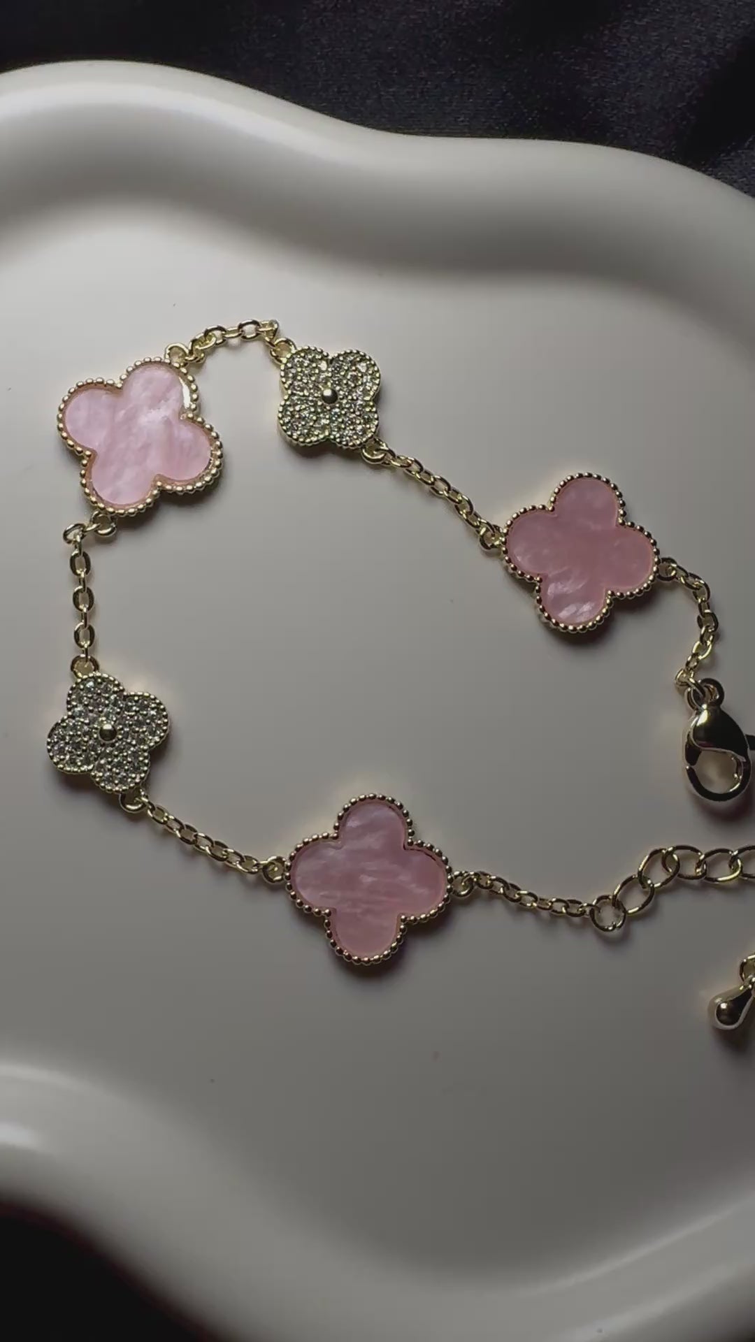 Vergoldetes Edelstahl-Armband mit rosafarbenen Kleeblättern – Edelstahl, langlebig & elegant