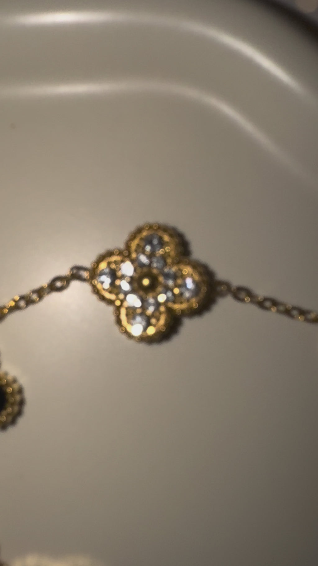 Vergoldetes Edelstahl-Armband mit schwarz/glitzernden Kleeblättern – Edelstahl, langlebig & elegant