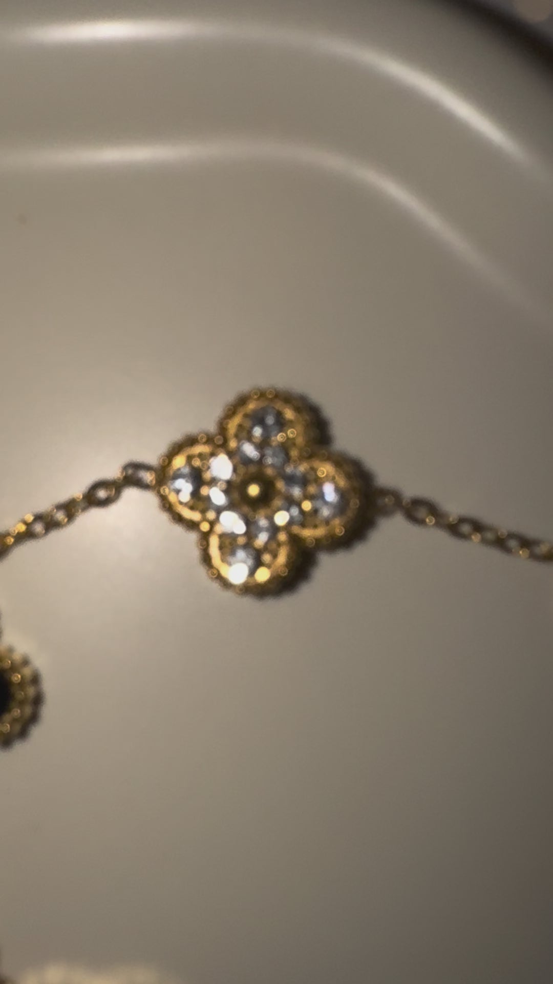 Vergoldetes Edelstahl-Armband mit schwarz/glitzernden Kleeblättern – Edelstahl, langlebig & elegant