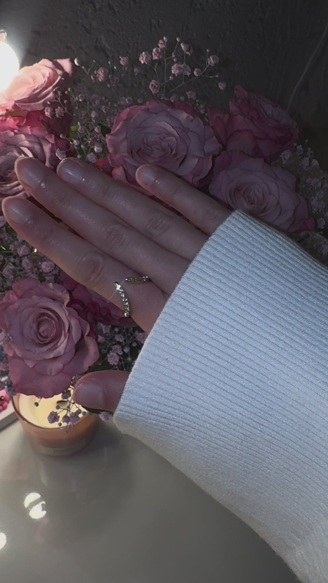 Nova Ring – Eleganter Damenring aus Edelstahl in Gold mit funkelnden Strasssteinen