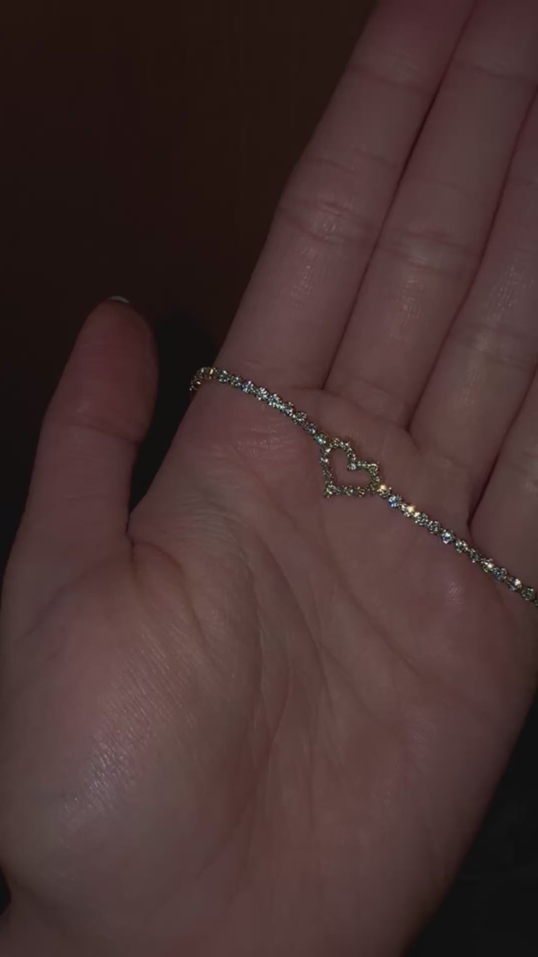 Feines Herzarmband für Damen – Funkelndes Zirkonia-Armband in Gold – Filigraner Herzschmuck