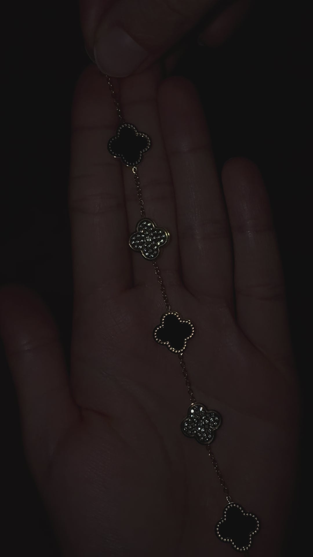 Vergoldetes Edelstahl-Armband mit schwarz/glitzernden Kleeblättern – Edelstahl, langlebig & elegant