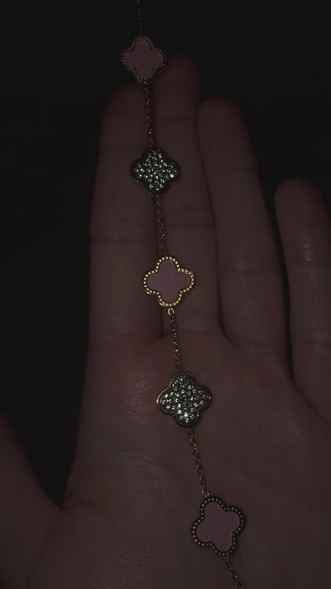 Vergoldetes Edelstahl-Armband mit rosafarbenen Kleeblättern – Edelstahl, langlebig & elegant